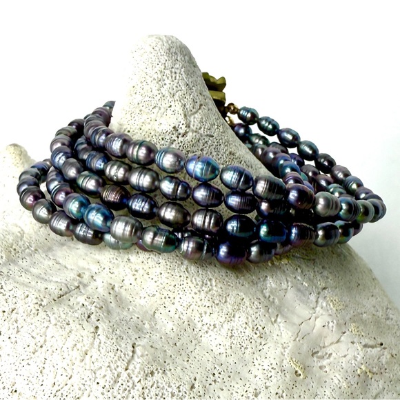 Multistrand Peacock Pearl Beaded Bracelet with a Vintage Clasp - Picture 4 of 5